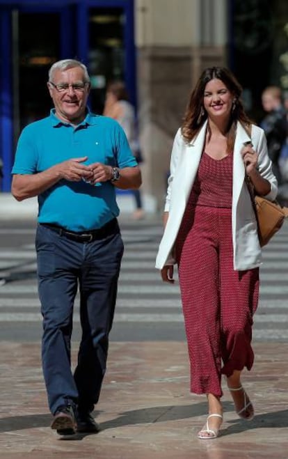 El alcalde de València, Joan Ribó (Compromís), y la candidata socialista, Sandra Gómez, a su llegada al Teatro Rialto de Valencia.