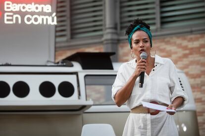 Jessica González, candidata de Barcelona En Comú al Ayuntamiento de Barcelona, durante un mitin el 5 de mayo.