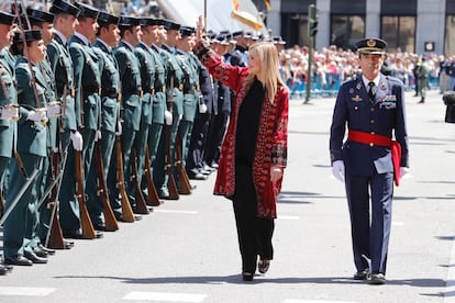 La presidenta de la Comunidad de Madrid, Cristina Cifuentes, saluda al público congregado en la Puerta del Sol.