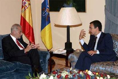El presidente de Canarias, Adán Martín (izquierda), dialoga con José Luis Rodríguez Zapatero durante su entrevista de ayer.
