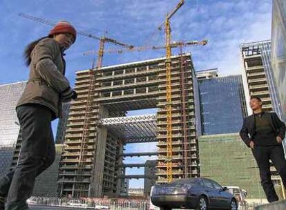 Construcción de un barrio de oficinas en Pekín en 2006, cinco años después del ingreso de China en la OMC.