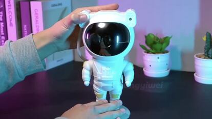 Este producto incluye temporizador y se puede variar tanto el brillo de la iluminación como su velocidad de movimiento.