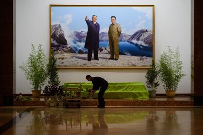 El ensalzamiento a los líderes es la base de la propaganda que apuntala al régimen. En la imagen, un cuadro con los retratos de los líderes de Corea del Norte, Kim Il Sung y Kim Jong-Il, en el vestíbulo de un hotel de Pyongyang.