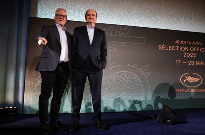 Thierry Fremaux, delegado general del festival de Cannes, y Pierre Lescure, presidente del festival, posan después de presentar la selección oficial de la 75ª edición del certamen este jueves en París. 