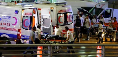 Los servicios médicos llegados al aeropuerto de Atatürk.