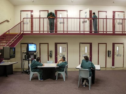 Algunos presos ven la televisión en una cárcel en Orange County (California).  