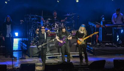 Satriani, Petrucci y Roth, durante el concierto de este sábado.