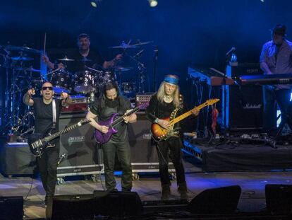 Satriani, Petrucci y Roth, durante el concierto de este sábado.