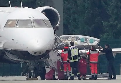 Alexei Navalni é transferido para uma ambulância após sua chegada, neste sábado, ao aeroporto de Tegel, em Berlim.