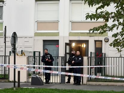 Agentes de policía en el edificio de Meaux, Francia, donde un hombre ha asesinado presuntamente a su mujer y sus cuatro hijos.