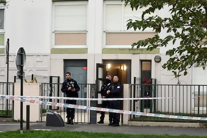 Agentes de policía en el edificio de Meaux, Francia, donde un hombre ha asesinado presuntamente a su mujer y sus cuatro hijos.