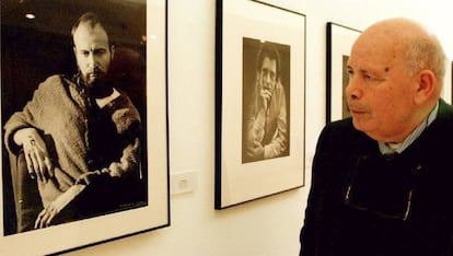 El fot&oacute;grafo Gabriel Cuallad&oacute; observa un retrato de Manolo Millares realizado por su amigo y compa&ntilde;ero de generaci&oacute;n Juan Dolcet.