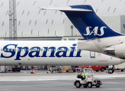 Imagen de archivo de un avión MD-80 de la aerolínea Spanair detrás de una aeronave de SAS, en Copenhage (Dinamarca).