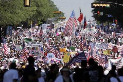 Miles de personas se manifiestan en Dallas a favor de legalizar a 11 millones de inmigrantes.