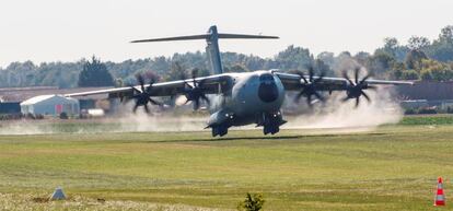 Un Airbus A400M aterriza sobre hierba.