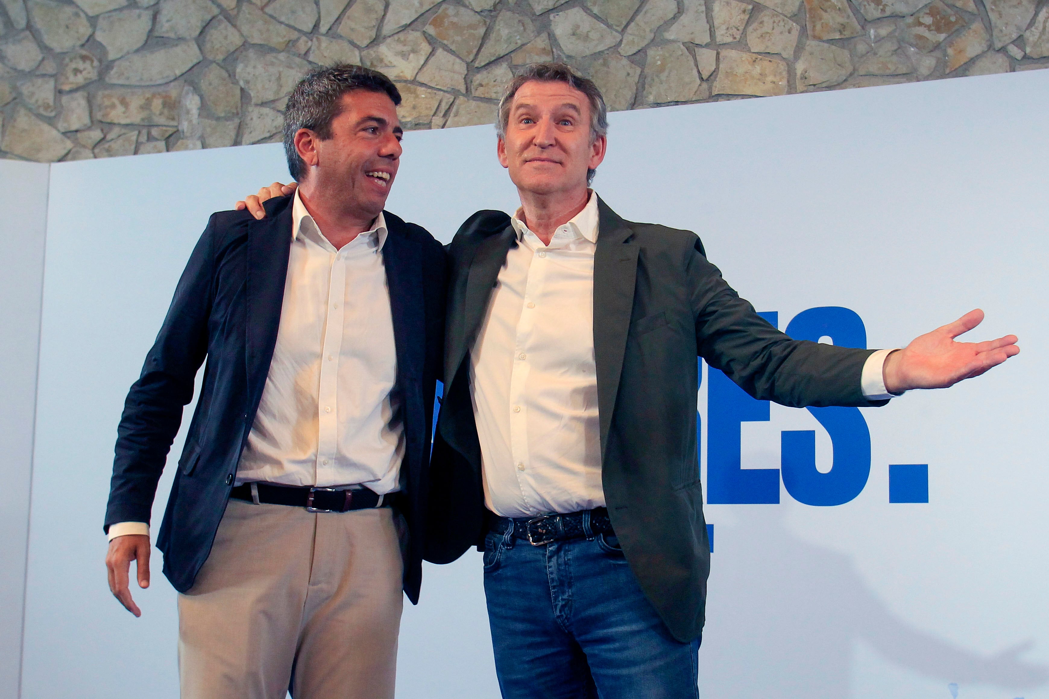 Feijóo evita el aval expreso a Mazón en una comida con militantes: “Estoy aquí por el congreso del partido”