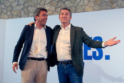 El presidente del PP, Alberto Núñez Feijóo, y el presidente del PP de la Comunitat Valenciana y de la Generalitat, Carlos Mazón, durante un acto celebrado este martes con militantes en Alicante.