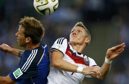 Biglia e Schweinsteiger disputam a bola.