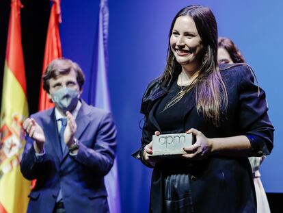 El alcalde de Madrid, José Luis Martínez-Almeida, y la presidenta de la Comunidad de Madrid, Isabel Díaz Ayuso, entregan a la periodista Lucía Franco el premio APM al Periodista Joven del Año 2021.