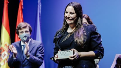 El alcalde de Madrid, José Luis Martínez-Almeida, y la presidenta de la Comunidad de Madrid, Isabel Díaz Ayuso, entregan a la periodista Lucía Franco el premio APM al Periodista Joven del Año 2021.