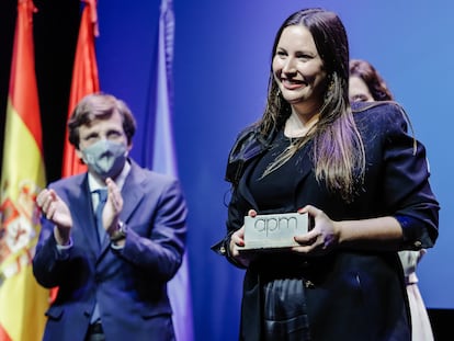 El alcalde de Madrid, José Luis Martínez-Almeida, y la presidenta de la Comunidad de Madrid, Isabel Díaz Ayuso, entregan a la periodista Lucía Franco el premio APM al Periodista Joven del Año 2021.