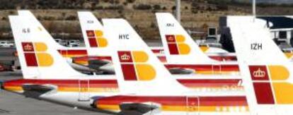 Varios aviones de Iberia preparados en el aeropuerto de Madrid-Barajas preparados para embarcar. EFE/Archivo