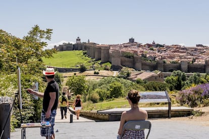 Vista de la muralla de Ávila desde el mirador de los Cuatro Postes. El recinto amurallado y las iglesias románicas alrededor le valieron a la localidad castellana, de 60.000 habitantes, la declaración de patrimonio mundial de la Unesco en 1985.