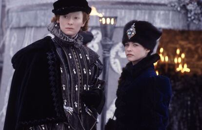 Tilda Swinton, a la izquierda, es Orlando en el 'film' de 1993.