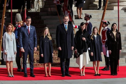 From left to right: Speaker in Congress Meritxell Batet, Spanish Prime Minister Pedro Sánchez, Princess Leonor, King Felipe VI, Queen Letizia, Princess Sofía and Senate Speaker Pilar Llop.