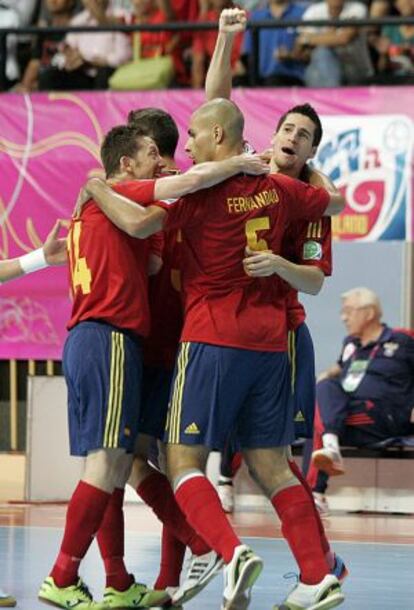 Los jugadores de España festejan el pase a la semifinal.