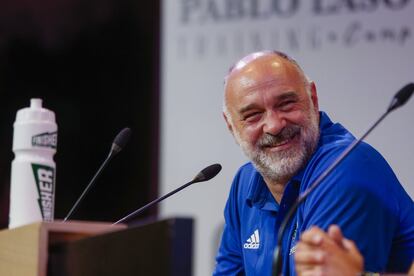 El exentrenador del Real Madrid de baloncesto ­inauguró ayer la cuarta edición de esta experiencia de entrenamiento para jugadores nacidos después de 2010, donde aseguró sentirse “bastante bien” después del “infartito” sufrido en junio.