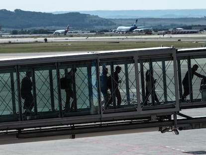 Turistas, a su llegada al aeropuerto Adolfo Suárez Madrid-Barajas.