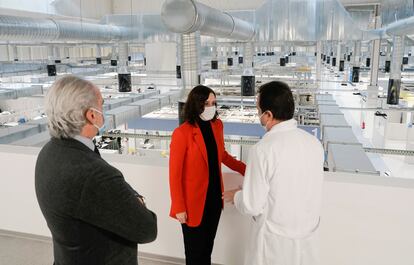 La presidenta de la Comunidad de Madrid, Isabel Díaz Ayuso, en su visita este lunes al Isabel Zendal.