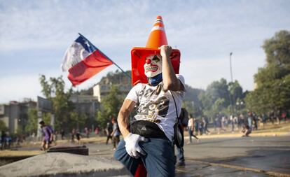 Santiago de Chile se ha convertido en el campo de batalla de las protestas estudiantiles contra el Gobierno y las políticas neoliberales del otoño pasado.