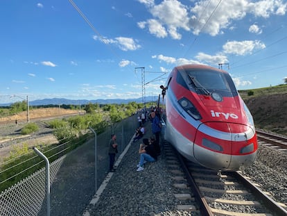 Travelers of a train Madrid-Barcelona stranded in Jalón Salas (Zaragoza) for more than eleven hours due to the blackout.