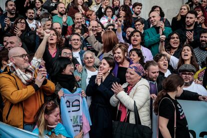 La ministra Montero celebra con el colectivo trans la aprobación de la ley a las puertas del Congreso. 