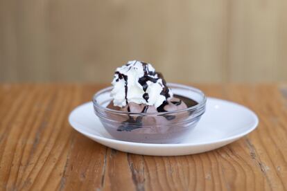 Y, por último, un capricho: mousse de chocolate con nata. 