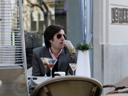 El militante de Nuevas Generaciones del PP Carlos Lirio toma el aperitivo en el hotel en el que se recluye el jurado.