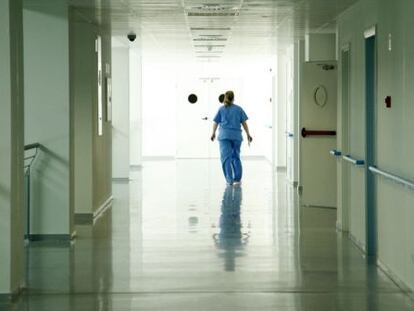 Una enfermera en un pasillo del hospital de Valdemoro. 