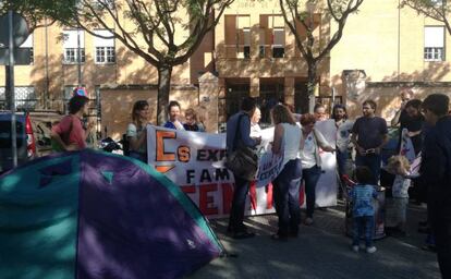 Protesta de los padres afectados, frente a la delegación de la Consejería de Educación en Sevilla.