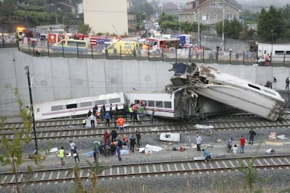 Rescue workers and neighbors come to the aid of injured passengers at the train crash last Wednesday in Santiago.