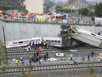 Rescue workers and neighbors come to the aid of injured passengers at the train crash last Wednesday in Santiago.
