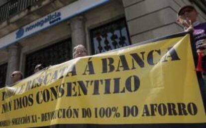 La plataforma de afectados por las preferentes de Compostela se concentr ante la oficina principal de NCG Banco en Santiago. EFE/Archivo