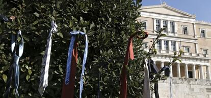 Vista de varias corbatas atadas a un &aacute;rbol en Atenas, como se&ntilde;al de protesta por las reformas de la seguridad social propuestas por el gobierno.