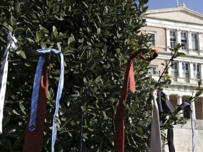 Vista de varias corbatas atadas a un &aacute;rbol en Atenas, como se&ntilde;al de protesta por las reformas de la seguridad social propuestas por el gobierno.