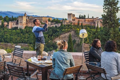 La Alhambra desde la terraza del restaurante El Huerto de Juan Ranas, en Granada.