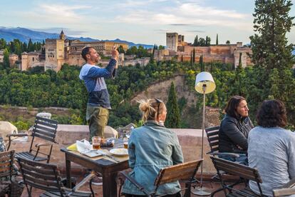 La Alhambra desde la terraza del restaurante El Huerto de Juan Ranas, en Granada.