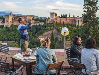 La Alhambra desde la terraza del restaurante El Huerto de Juan Ranas, en Granada.