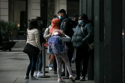 Cola ante la oficina de Policía Nacional Brigada Provincial de Extranjería y Fronteras de la calle Mallorca de Barcelona.