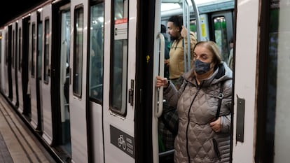 Una usuaria protegida con mascarilla en un vagón del metro de Barcelona, este lunes.